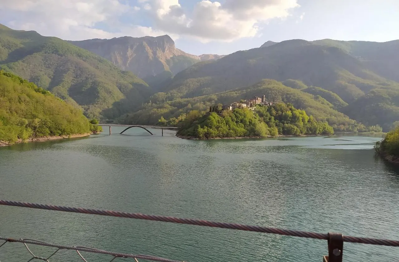 Casa Vacanze Al Colletto - Con Terrazza Panoramica In Centro Storico Vagli di Sotto Italy